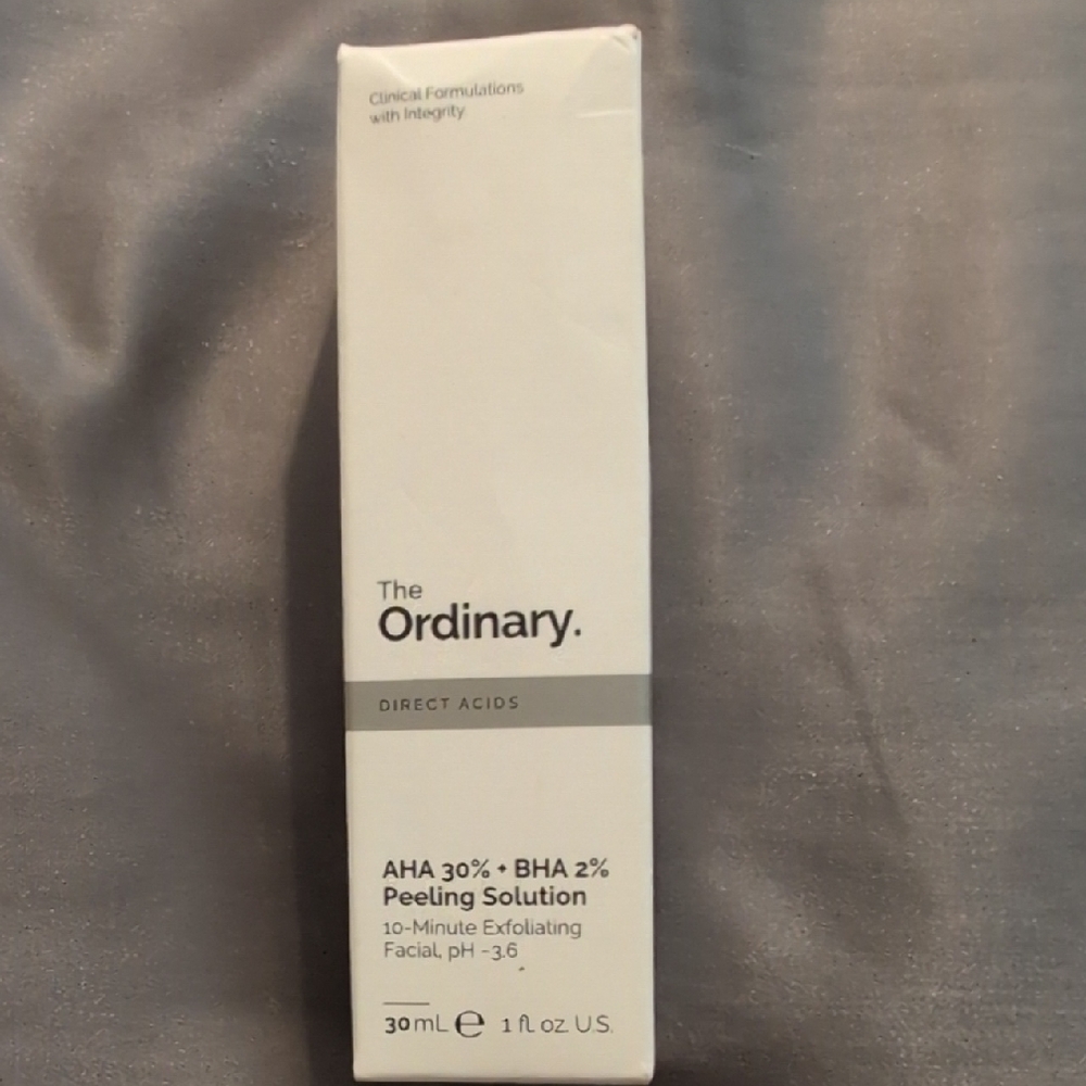 The Ordinary Exfoliating Solution - White and Gray